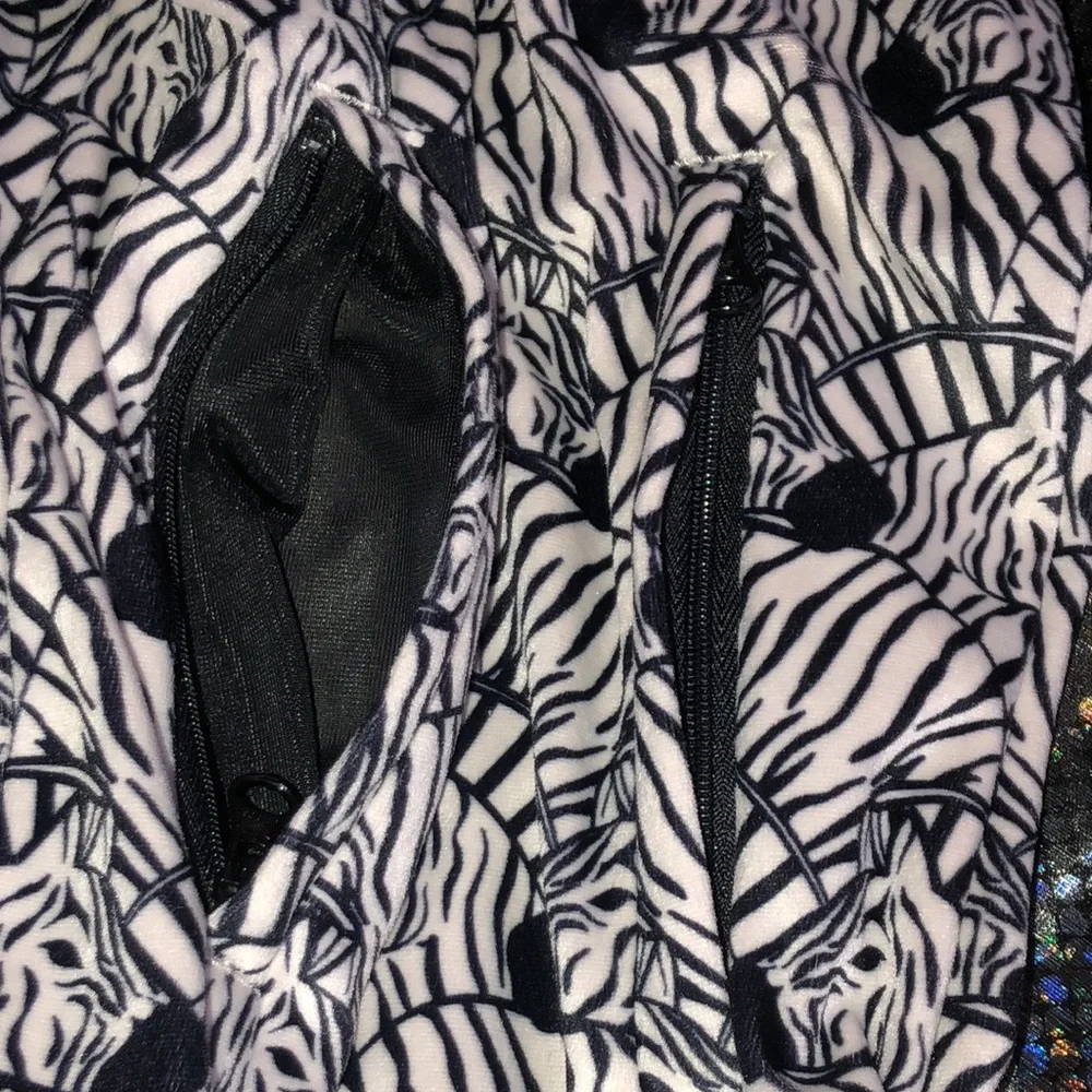 Adidas Zebra 🦓 Girls Jacket - Picture 16 of 16